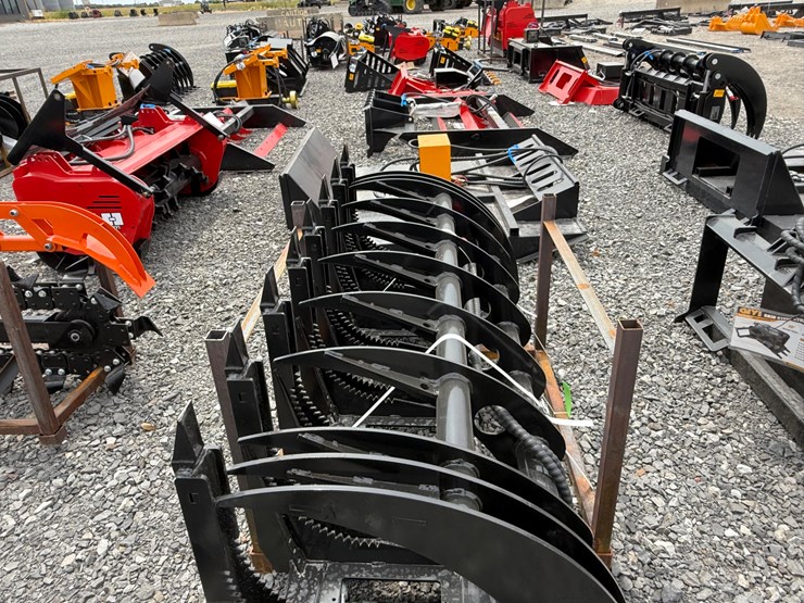 #2000-•-#26530-•-unused-giyi-gy-clg72c-skid-steer-curved-log-grabber-c-hxzmq722507103-image-7