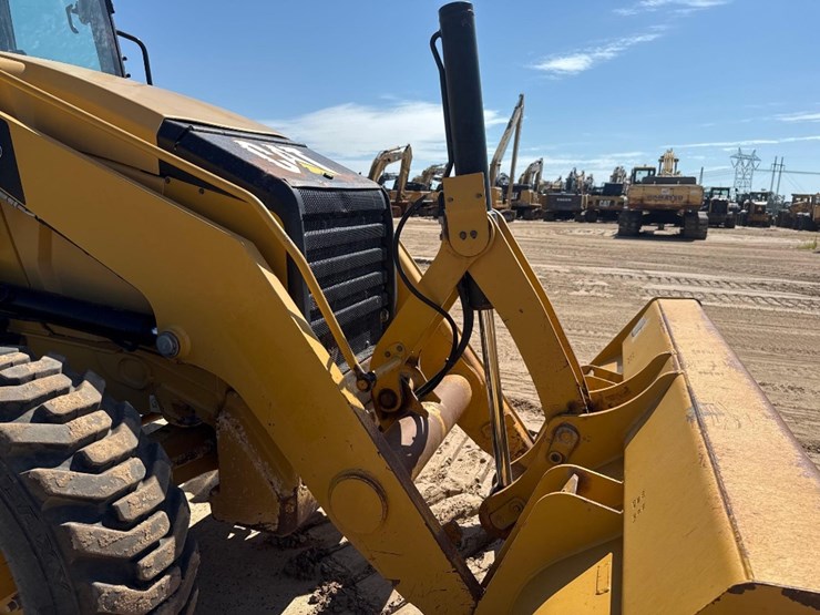 2019-caterpillar-420f2-image-22