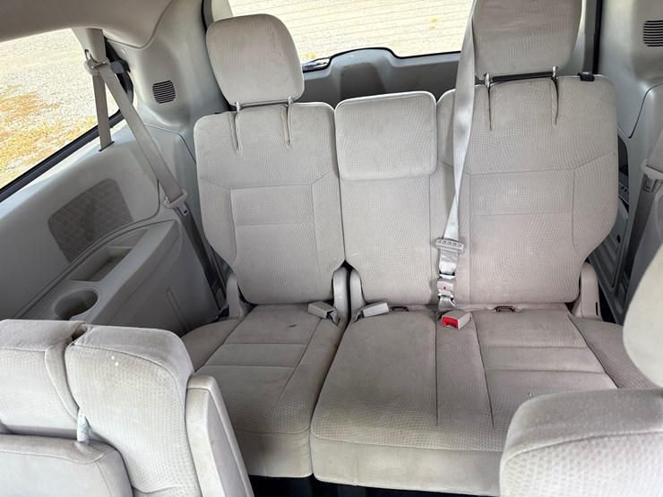 2015-dodge-grand-caravan-image-25