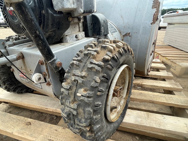 #9633-•-yard-machines-snowblower-image-9