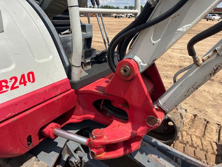 2017-takeuchi-tb240-image-27