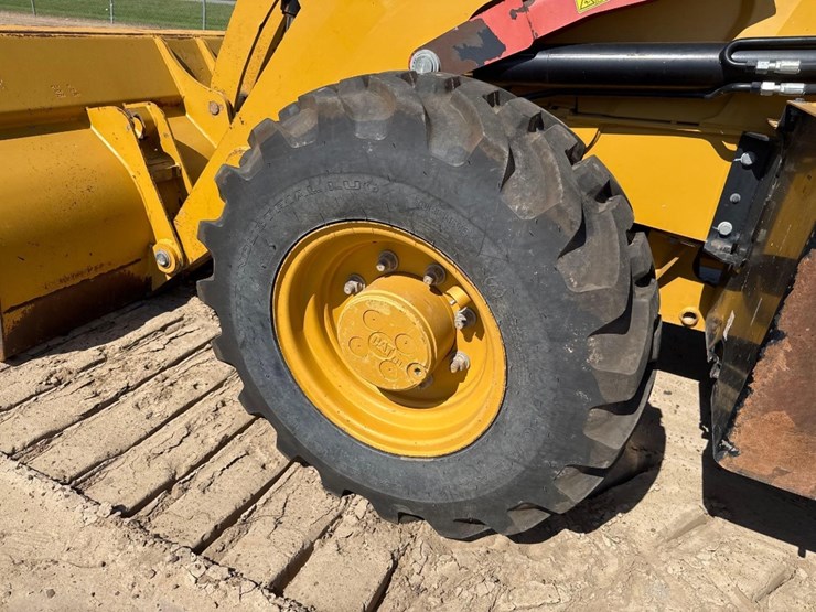 2019-caterpillar-420f2-image-10