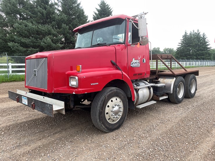 #2107-•-1997-volvo-truck-tractor-(has-mn-title-in-delay)-image-1