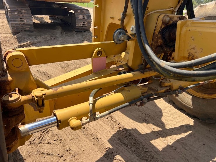 2011-caterpillar-12m-image-9