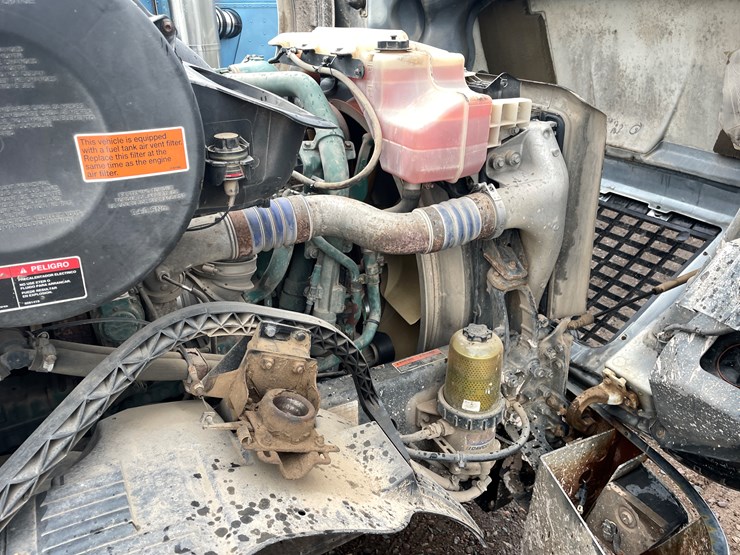 #2146-•-2012-volvo-d13-truck-tractor-(has-mn-title)-image-33