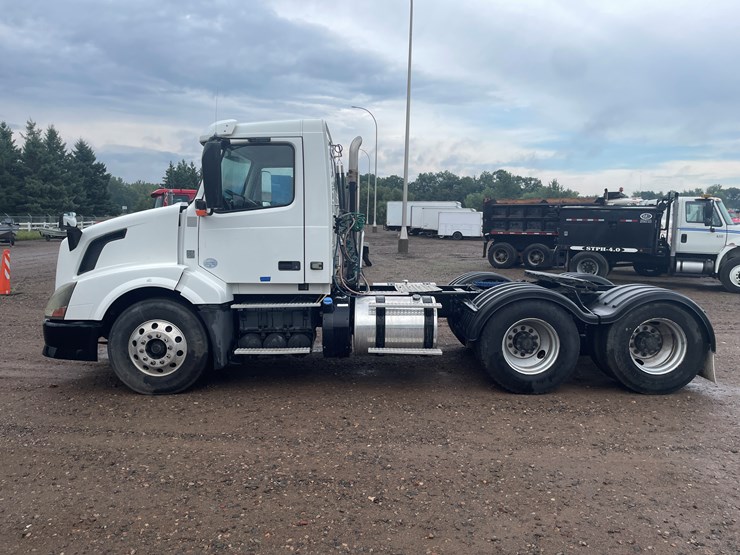 #2145-•-2012-volvo-d13-truck-tractor-(has-mn-title)-image-2