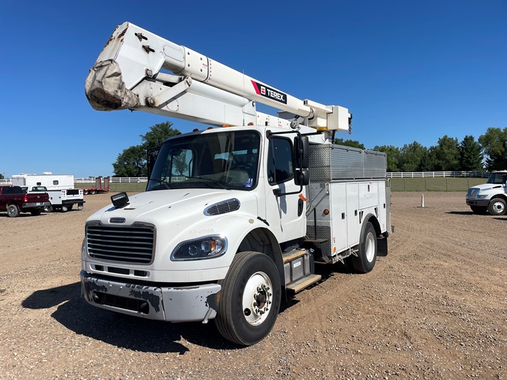 #2132-•-2013-freightliner-bucket-truck-(has-mn-title)-image-1