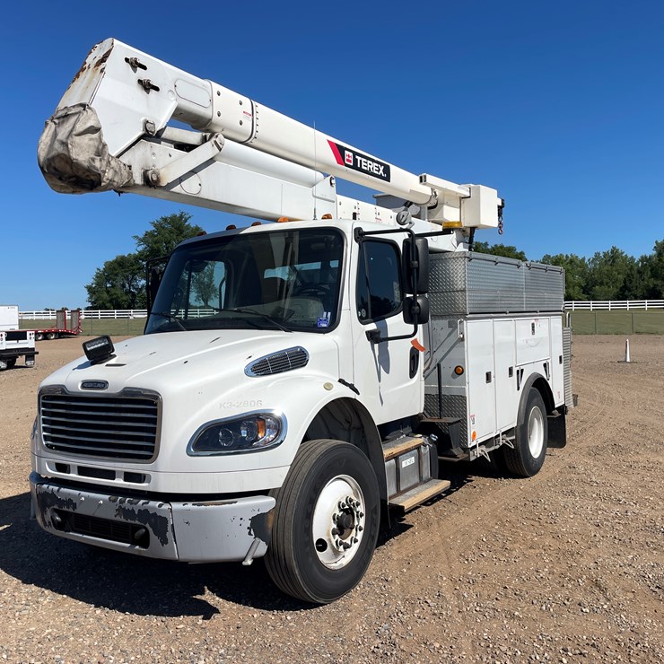 #2132 • 2013 Freightliner Bucket Truck (Has MN Title)