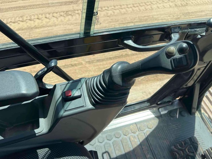 2019-caterpillar-330gc-image-39