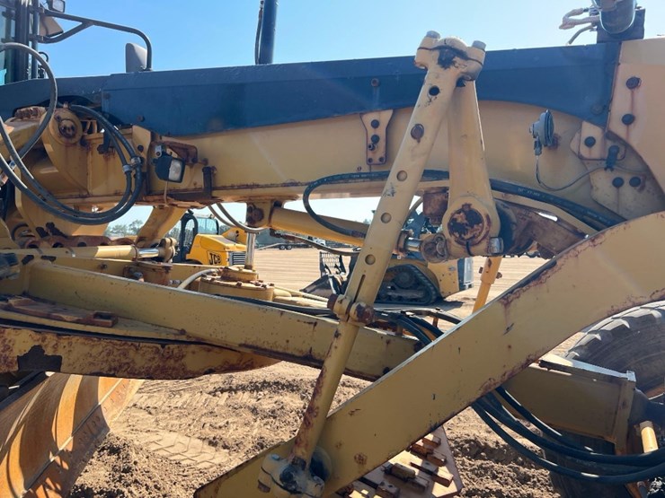 2017-caterpillar-12m3-image-18