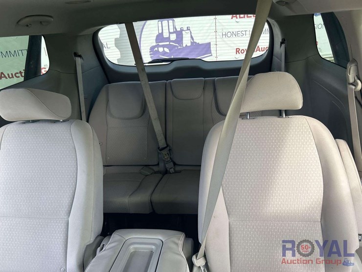 2017-kia-sedona-lx-image-19