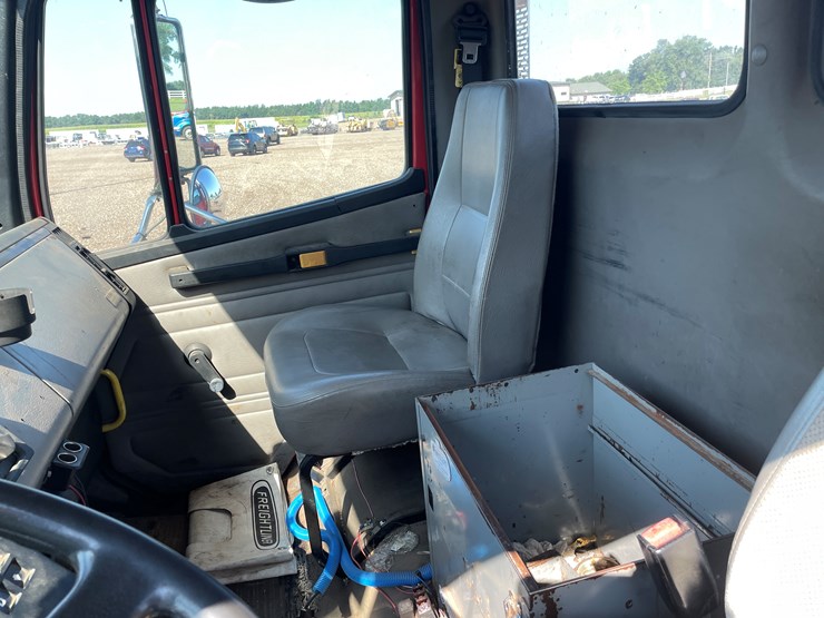 #2113-•-2003-freightliner-f170-cab-and-chassis-(has-mn-title)-image-20