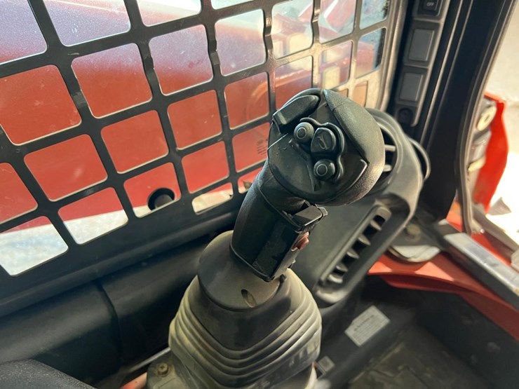2019-kubota-ssv75-image-22