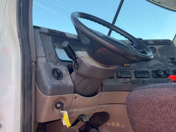 2015-freightliner-cascadia-125-image-25