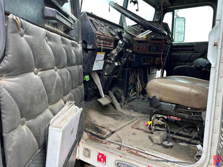 2007-freightliner-fld120-image-12