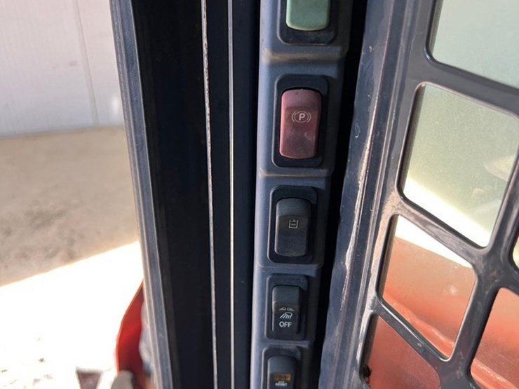 2019-kubota-ssv75-image-21