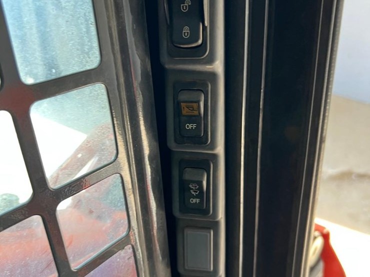 2019-kubota-ssv75-image-23