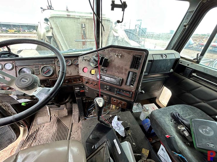 2007-freightliner-fld120-image-16