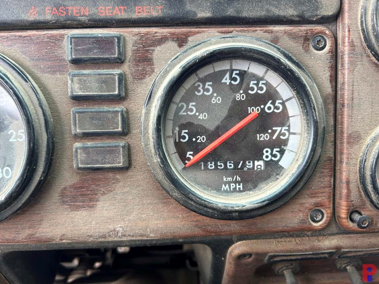 2007-freightliner-fld120-image-17