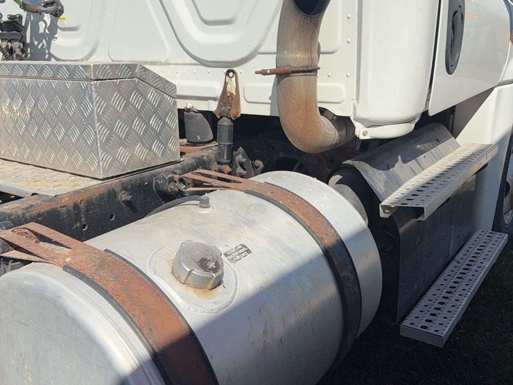 2015-freightliner-cascadia-125-image-39