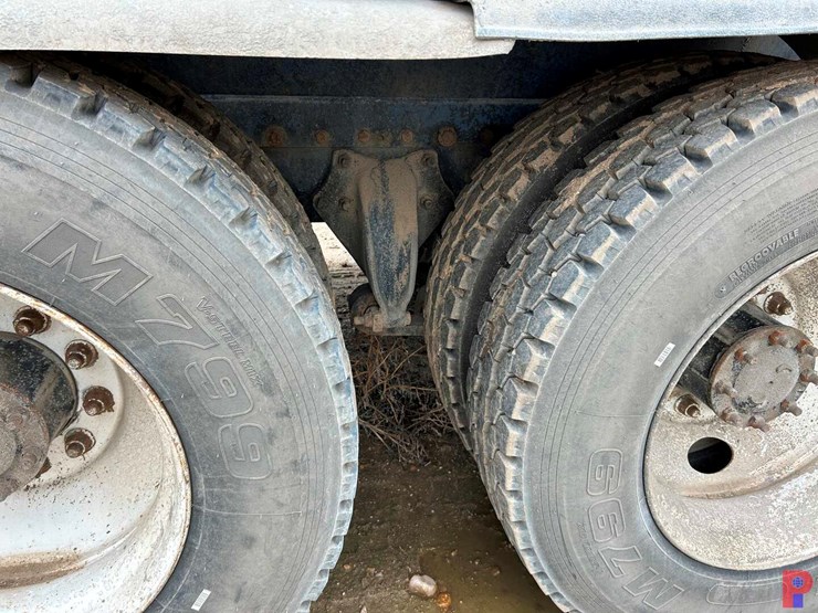 2007-freightliner-fld120-image-11