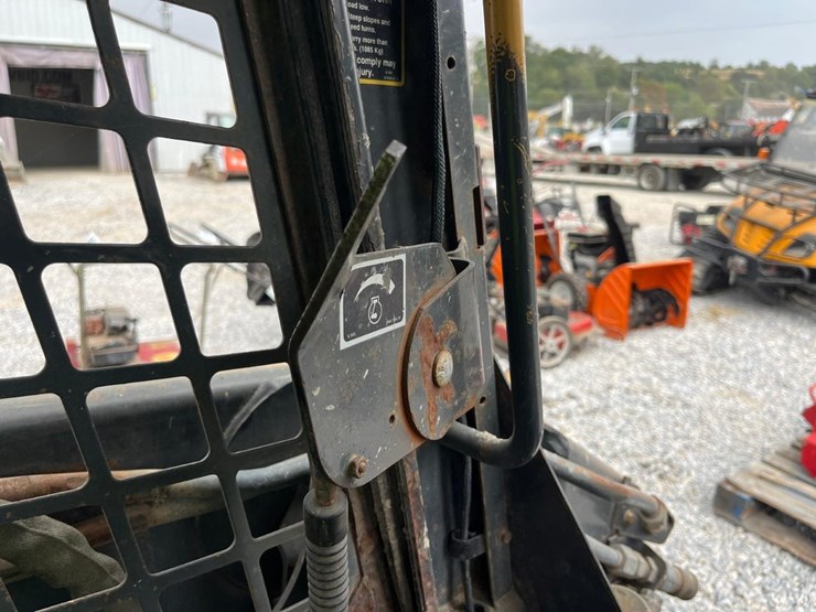 new-holland-c185-image-26