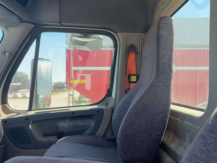 2015-freightliner-cascadia-125-image-27
