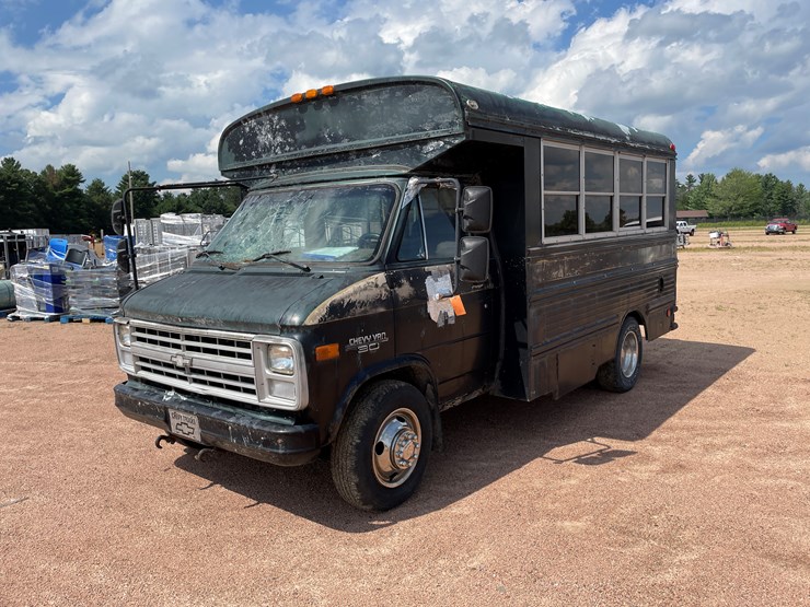 #4735-•-1990-chevy-van-30-short-bus-(wi-title-in-delay)-image-1