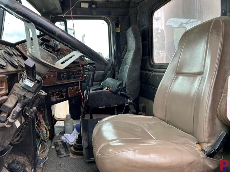 2007-freightliner-fld120-image-13