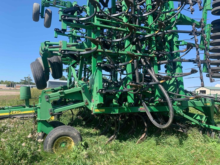 john-deere-1820-image-30