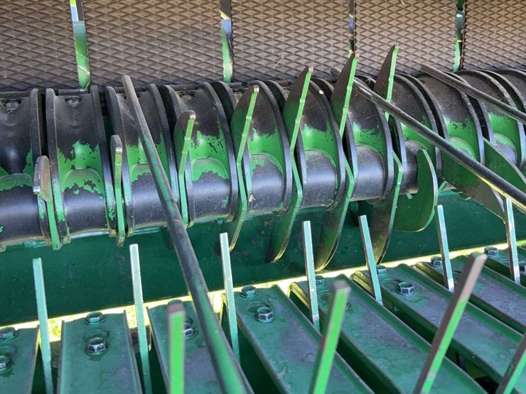 2020-john-deere-560m-image-32