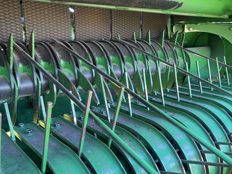 2020-john-deere-560m-image-33