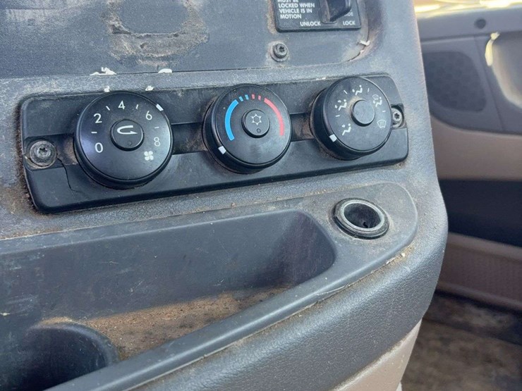 2015-freightliner-cascadia-125-image-51