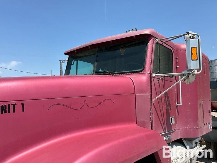 2002-freightliner-fld120-image-9