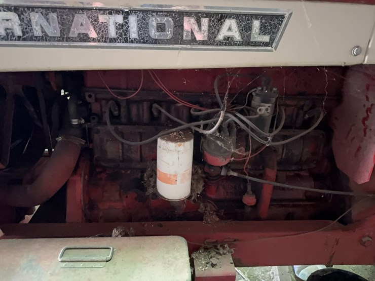 international-666-farmall-wide-front-tractor-w/-rockbox,-5,300-hrs-on-tach,-15.5-38-rears-image-1
