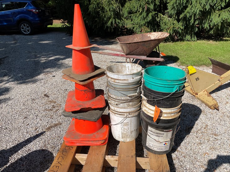 #1682-•-(8)-plastic-pails-and-cunes-image-1