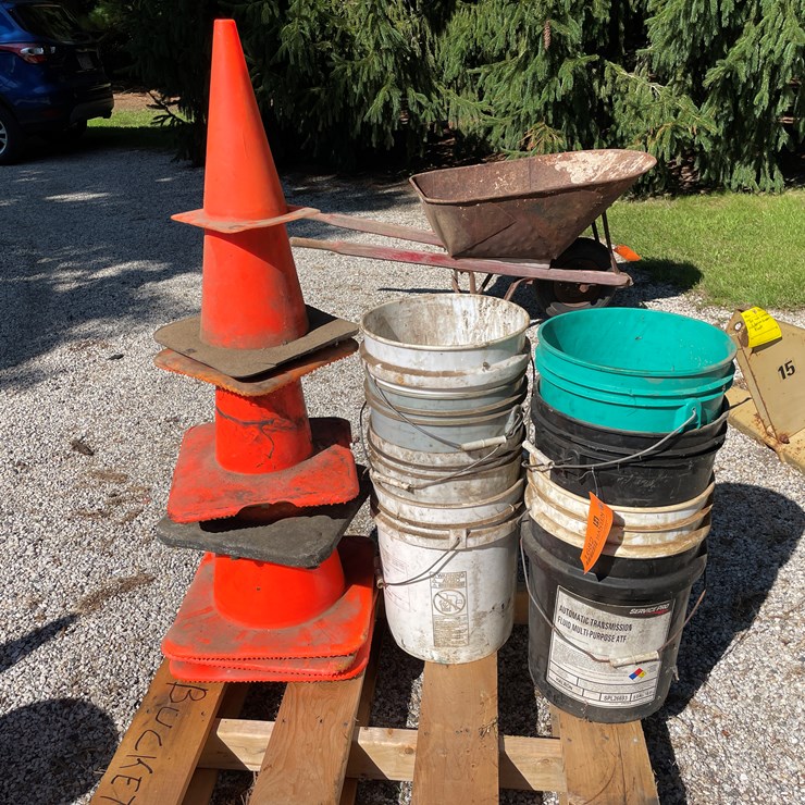#1682 • (8) Plastic Pails and Cunes