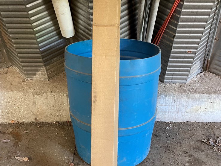 #8402-•-barrel-of-driveway-markers-image-1