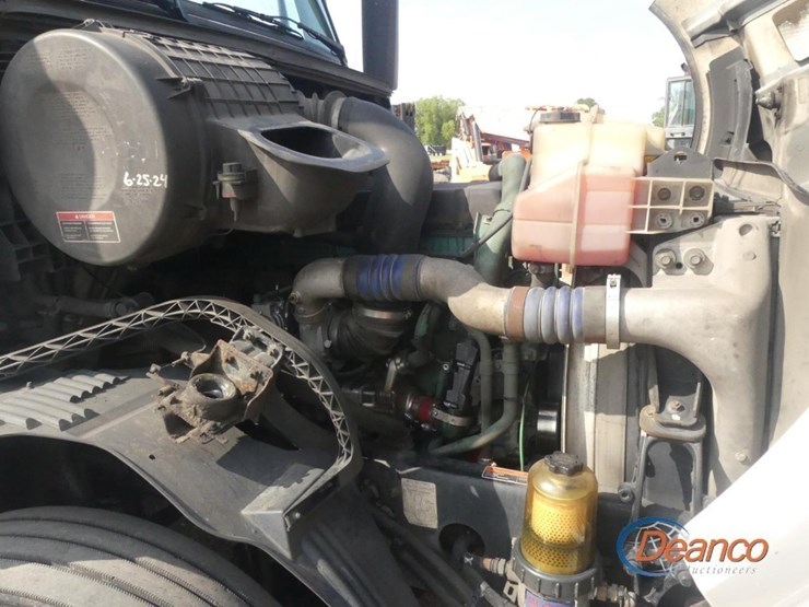 2016-volvo-vnl-truck-tractor,-s/n-4v4nc9eh1gn951258:-t/a,-sleeper,-volvo-d13-425hp-eng.,-ishift-auto,-12.5k-front,-38k-rears,-295/75r22.5-tires,-875k-mi.-image-10