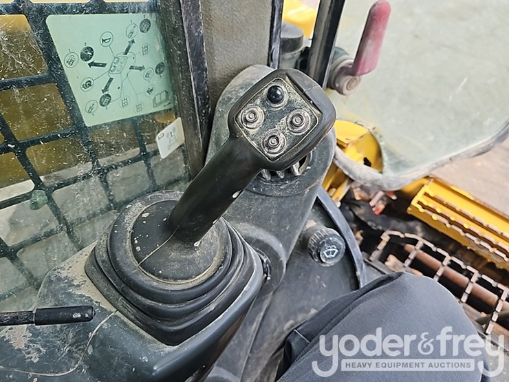 2018-caterpillar-262d-image-19