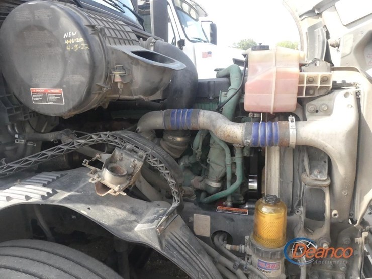 2016-volvo-vnl-truck-tractor,-s/n-4v4nc9eh5gn936388:-t/a,-sleeper,-volvo-d13-425hp-eng.,-ishift-auto,-12.5k-front,-38k-rears,-295/75r22.5-tires,-979k-mi.-image-11