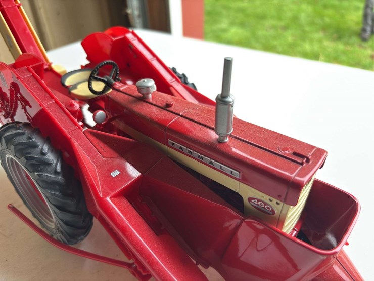 1/16-farmall-460-w/2-row-mounted-corn-picker-image-7
