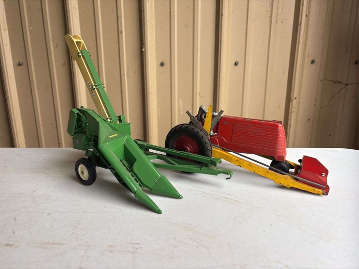 (2)-1/16-oliver-70-and-one-row-corn-picker-image-1