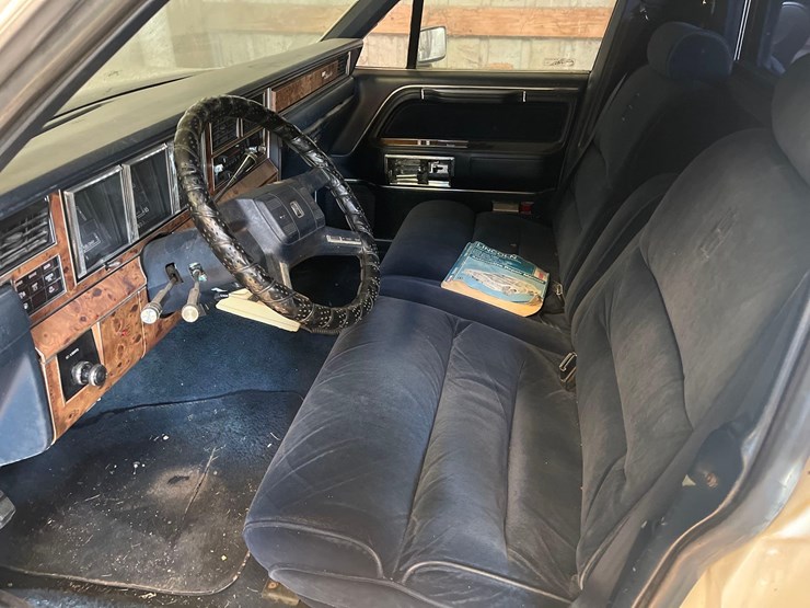 1987-lincoln-town-car-limousine-image-9