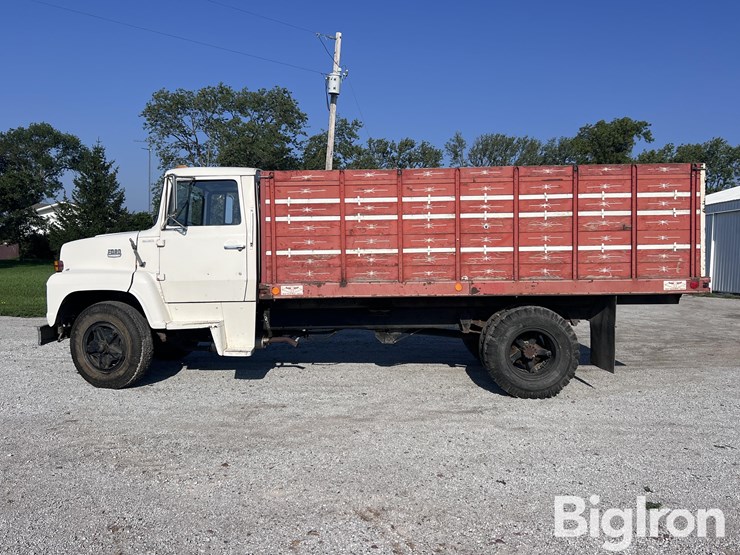 1976-ford-7000-image-8