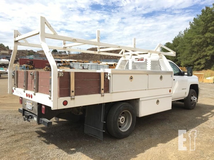 2017-chevrolet-3500-image-3