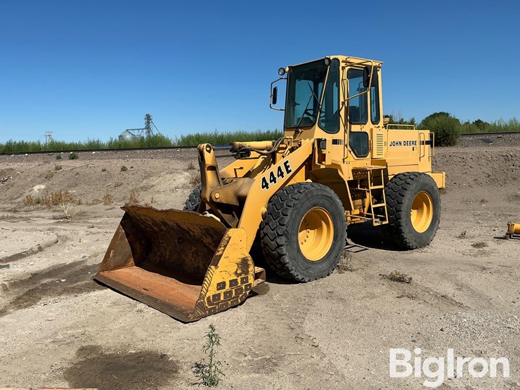 deere-444e-image-1