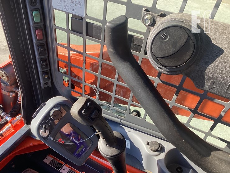 2018-kubota-ssv65-image-17
