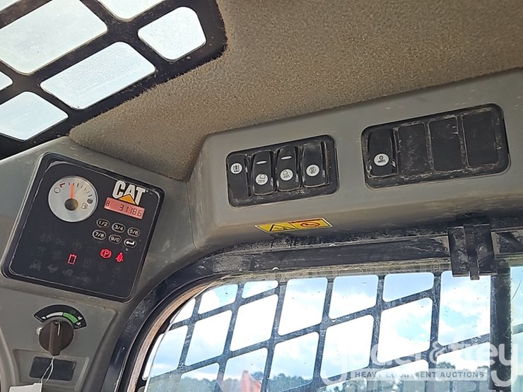 2018-caterpillar-262d-image-23