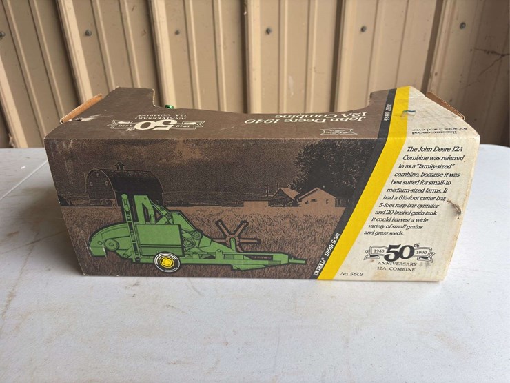 (2)-1/16-john-deere-12a-combine-and-1/32-40-series-tractor-nib-ertl-image-8